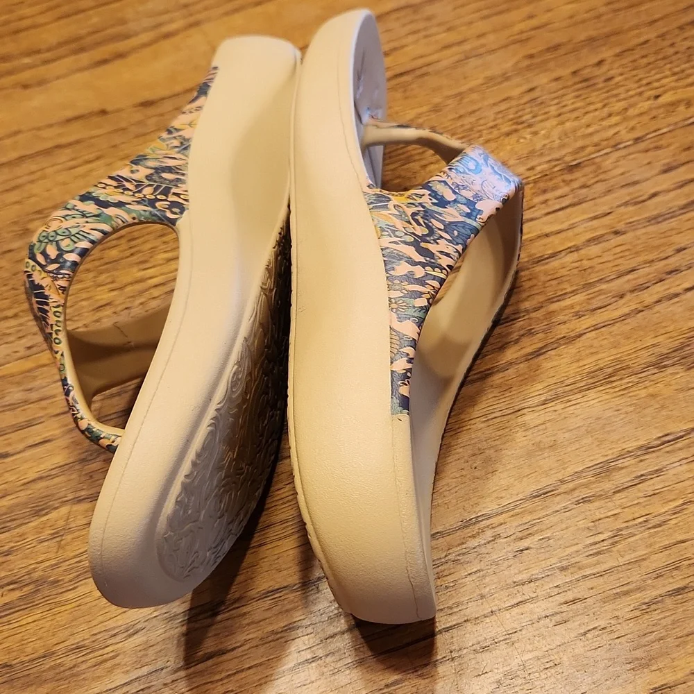 Alegria Ode Women Country Road Floral Leight Weight Thong T Strap Sandal Size 37